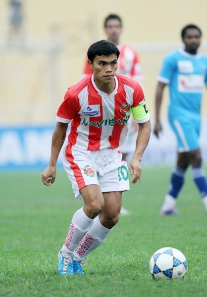 Năm 2011, Tài Em chính thức chia tay đội bóng quê hương ĐTLA để chuyển đến thi đấu cho CLB Navibank Sài Gòn.